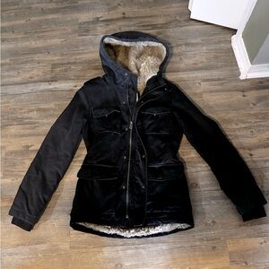 In excellent condition. Just some fuzzies from the closet on it I’ll remove